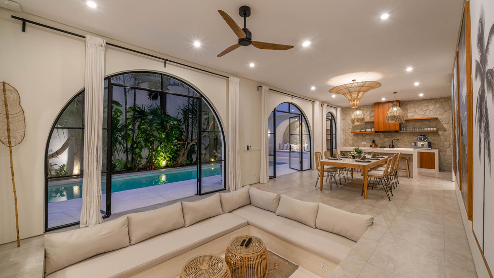 Villa Unna - Living and dining area at night